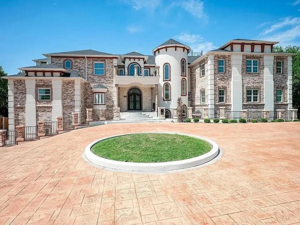 Texas mansion sparks debate over design and waste