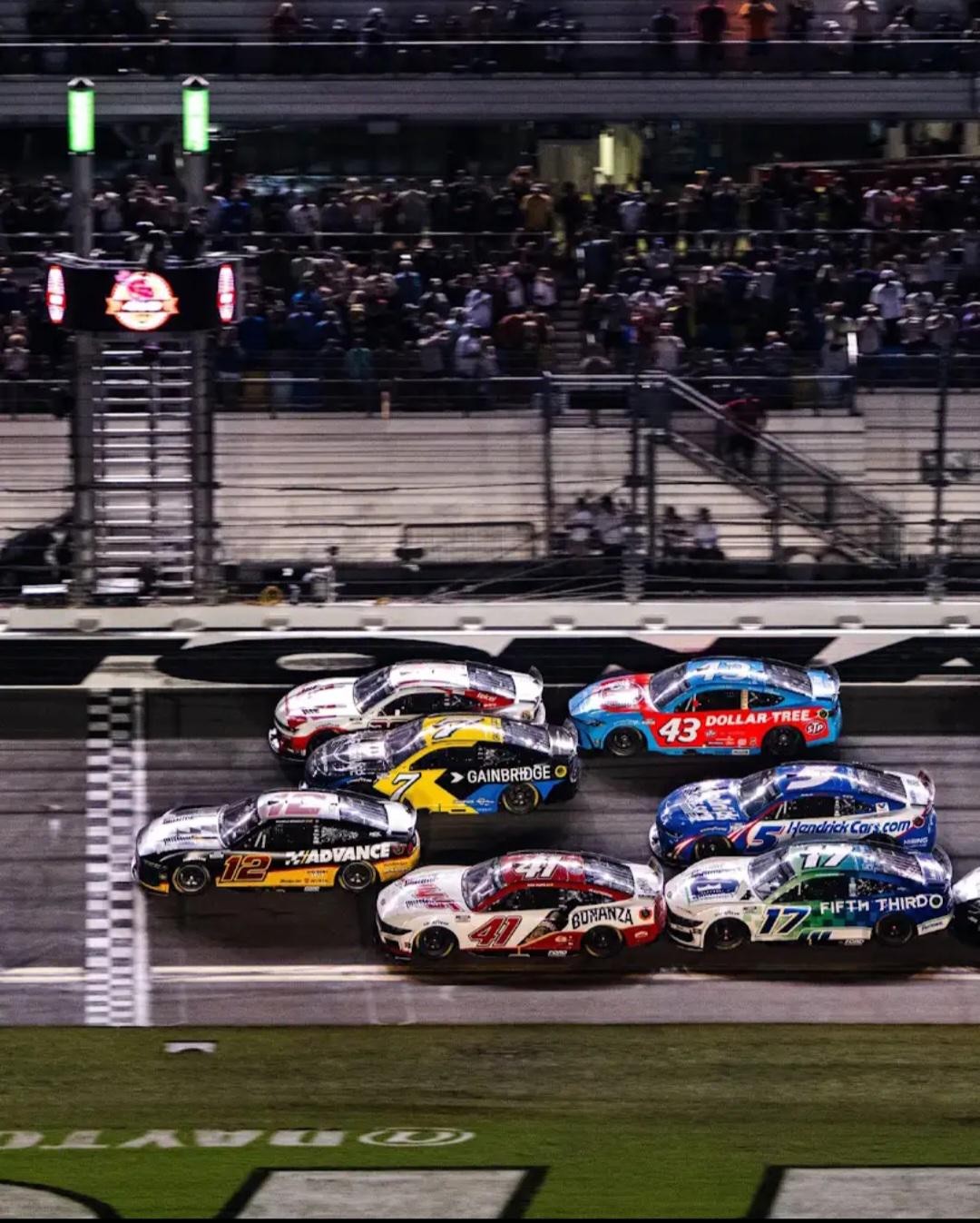 Suarez went from 24th to 2nd after the last caution 😳 You gotta see that onboard!