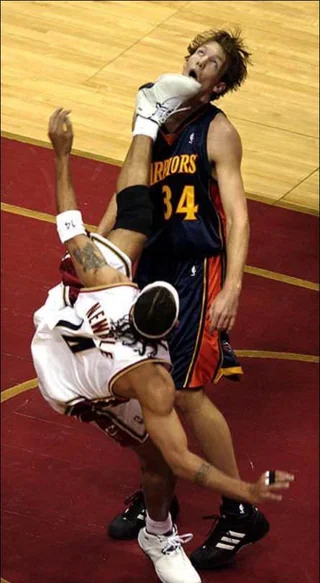 Remember When Ira Newble “Kicked” Mike Dunleavy in the Face?