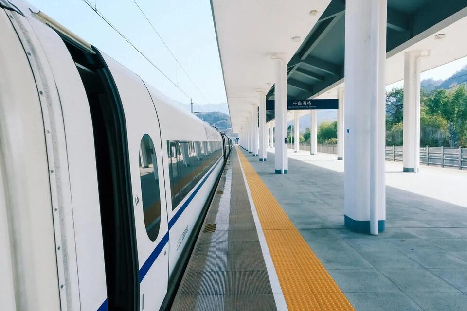 $15 Luxury Train Ride in China?! 🚄