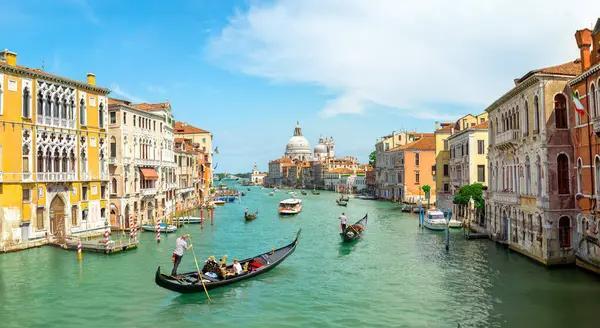Which City Has the Most Iconic Photo Spots? 📸