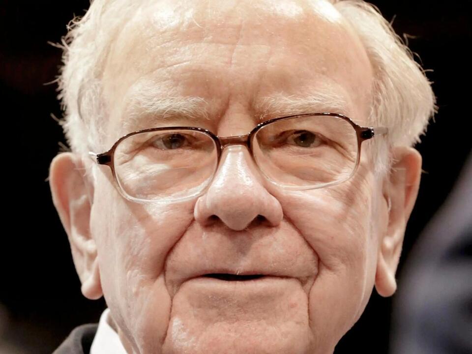 Buffett’s Cash Mountain: What’s He Waiting For?