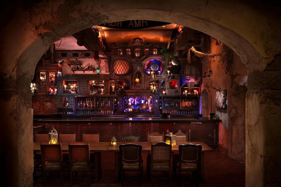 Pirates of the Caribbean tavern craze hits Disney World