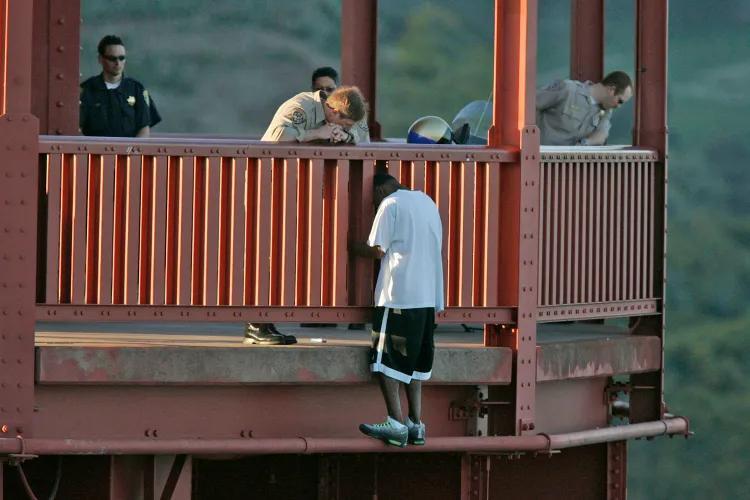 The Stranger Who Saved My Life on the Bridge