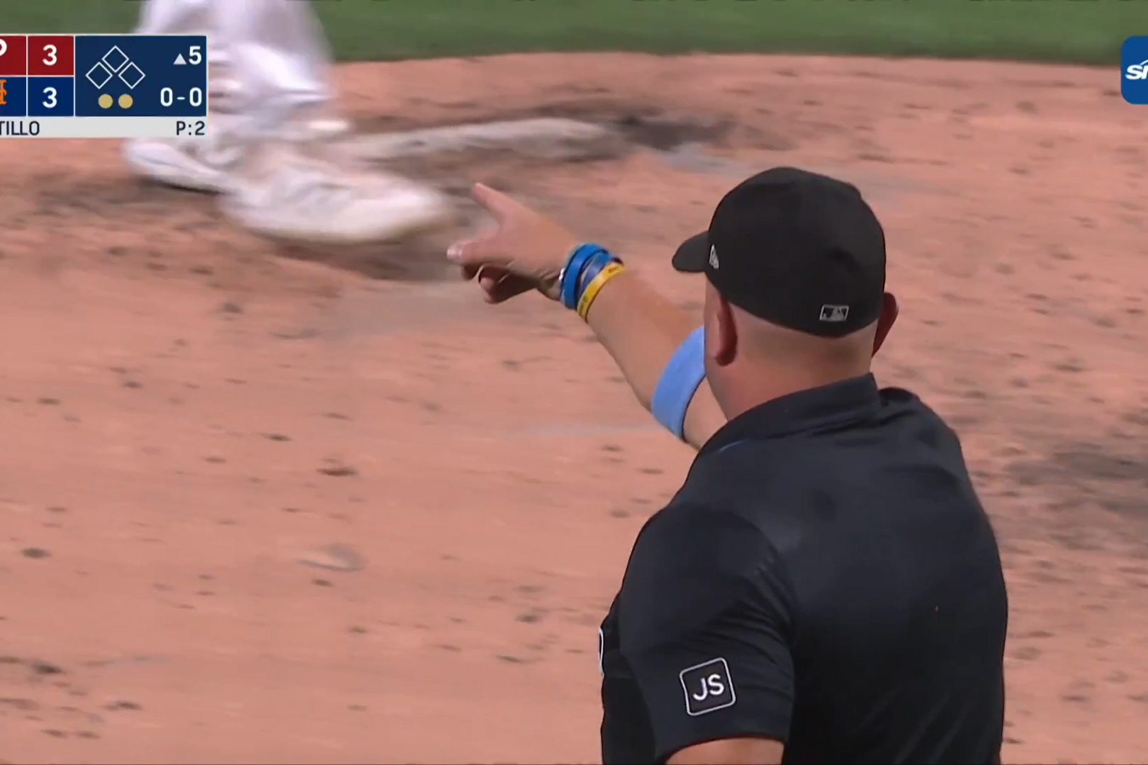 Mic glare meltdown: Phillies stall the show