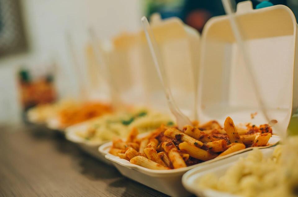 Takeout Plastic Drama: Microplastics in Your Gut?!