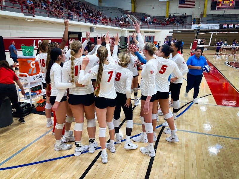 Lobo Volleyball dominates season opener