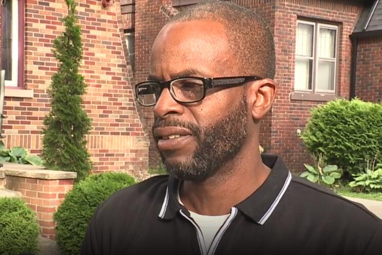 Detroit high schools bring back yellow buses