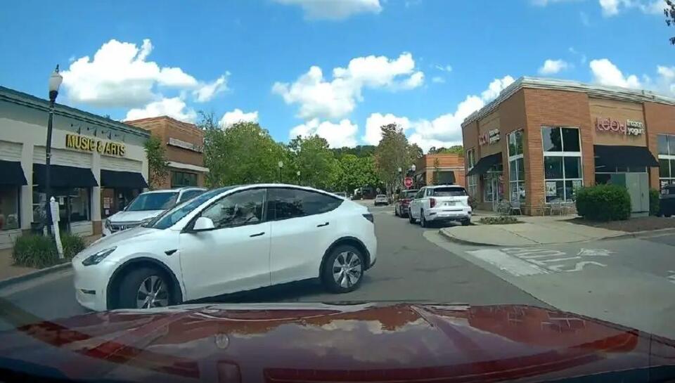 Tesla’s wild move at Huntersville Harris Teeter