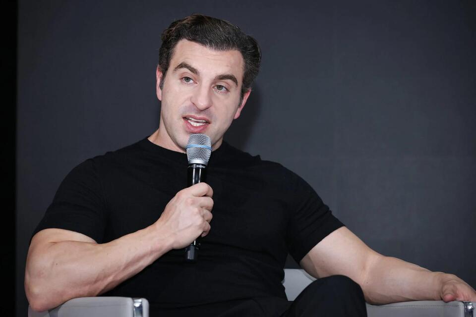 Why Airbnb’s CEO Still Runs It Like a Startup