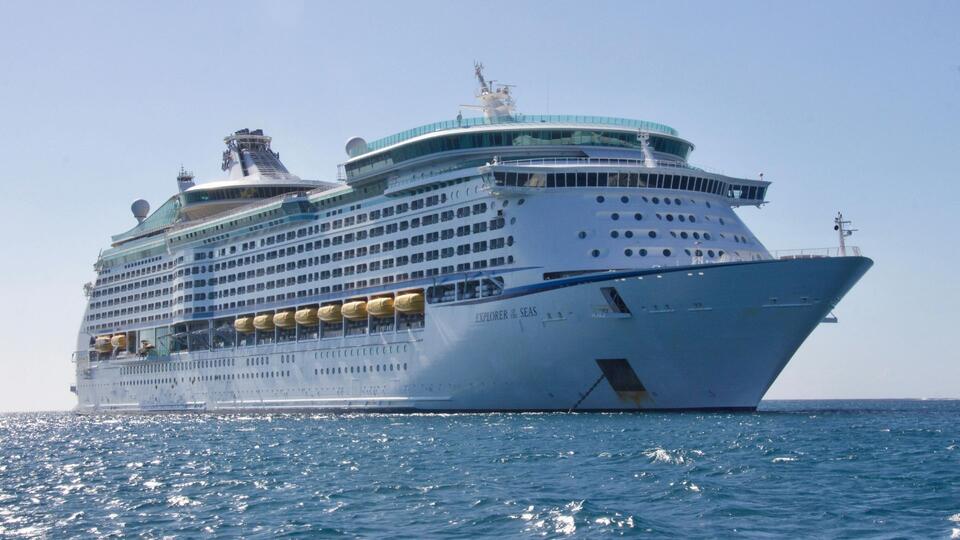 Cruise vs Resort: The Ultimate Vacation Face-Off