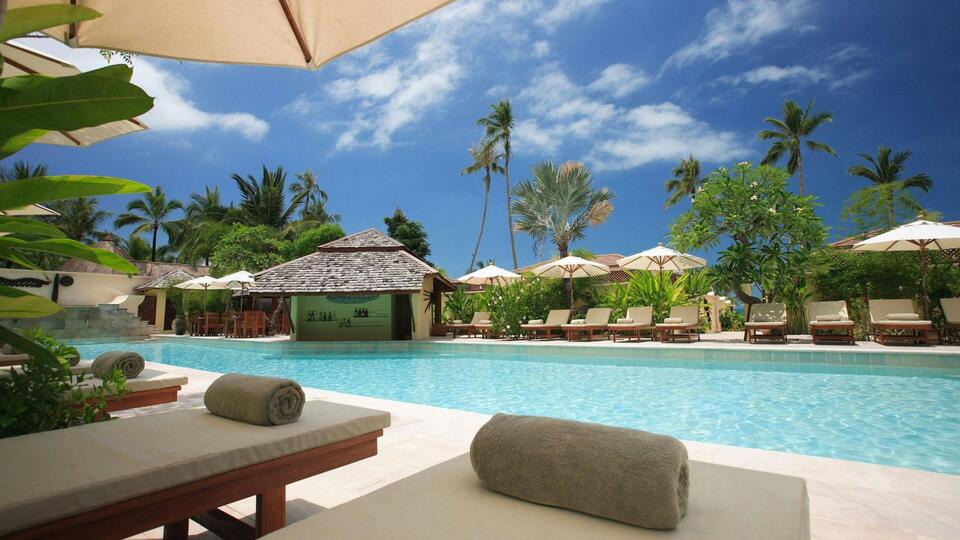 Cruise vs Resort: The Ultimate Vacation Face-Off