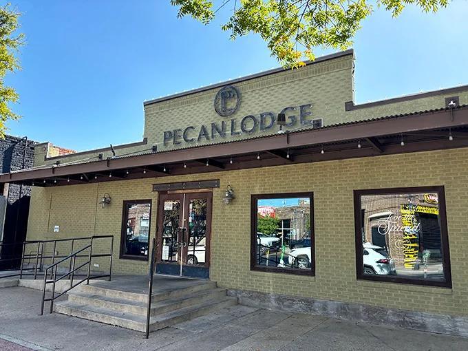 Dallas’ Pecan Lodge: Sausage worth the wait