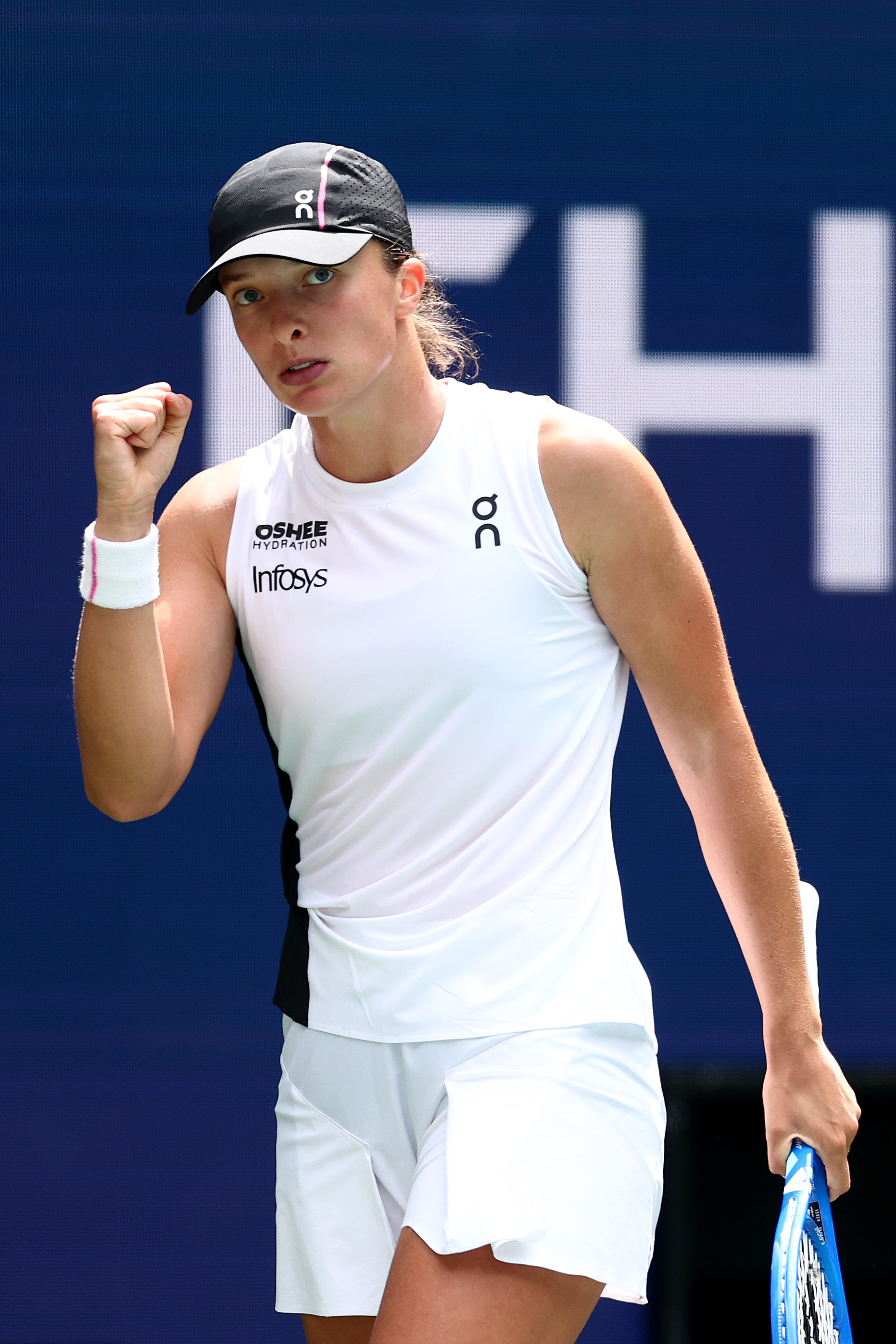 Swiatek shuts down the noise at US Open
