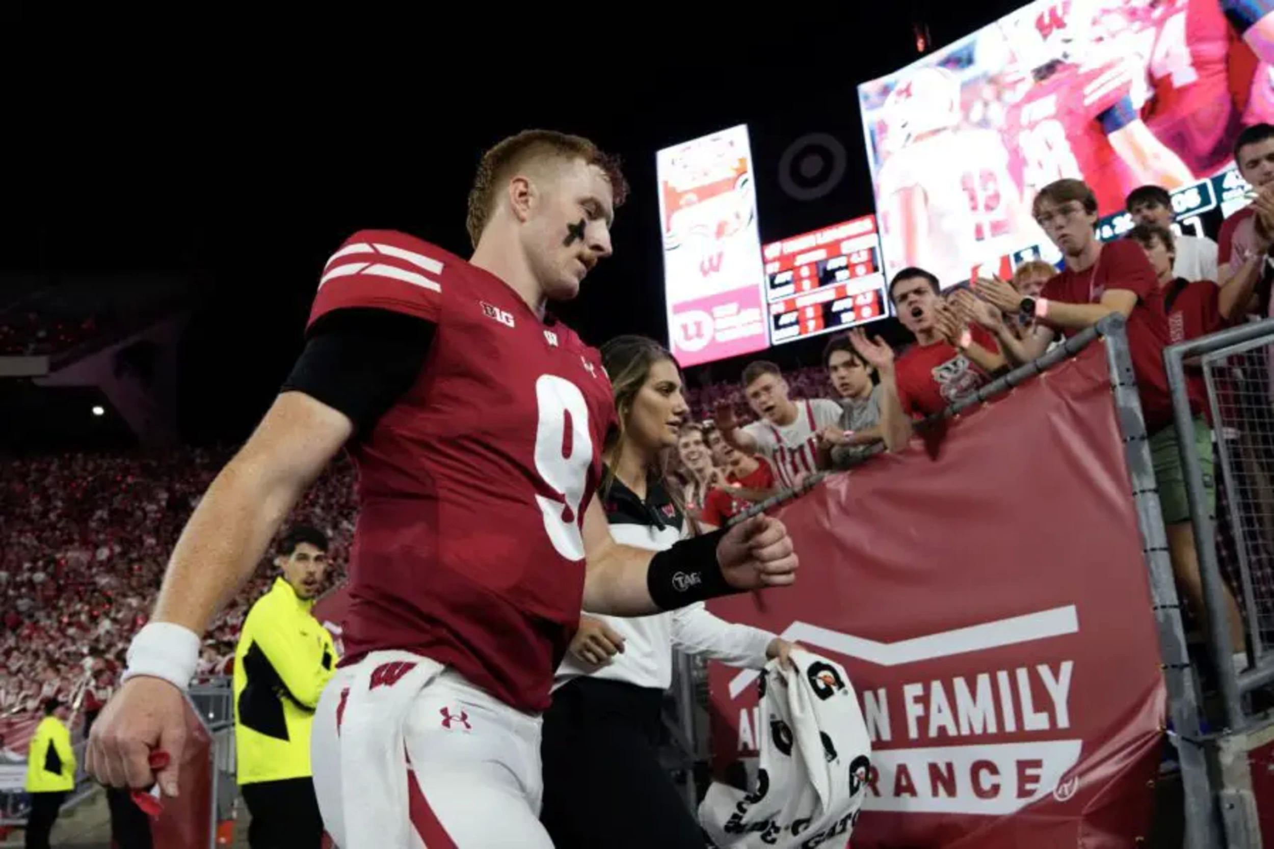 Badgers D dominates, but offense in shambles