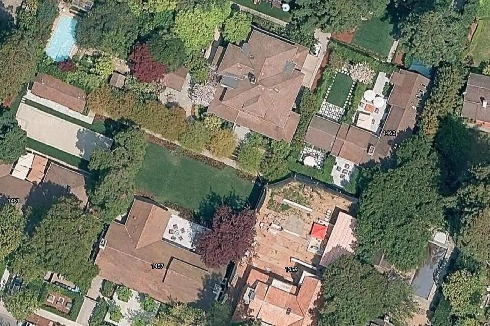 Zuckerberg’s Palo Alto mega-compound stirs up neighbors