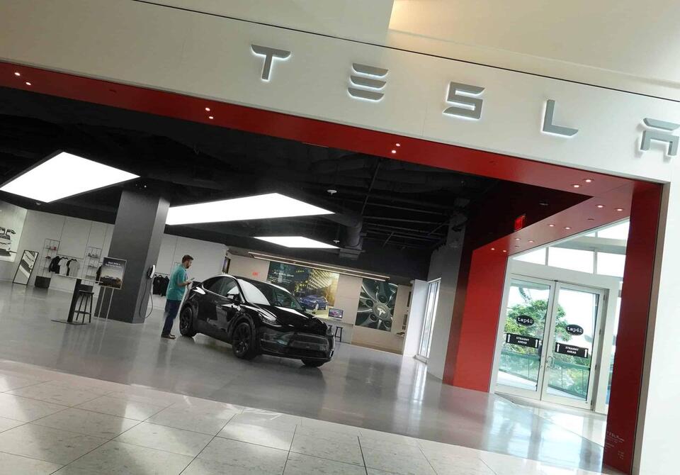 Tesla’s Self-Driving Drama: Not a Crowd Pleaser
