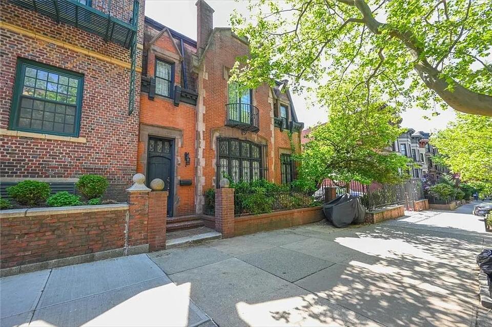 Bay Ridge home with garage turns heads