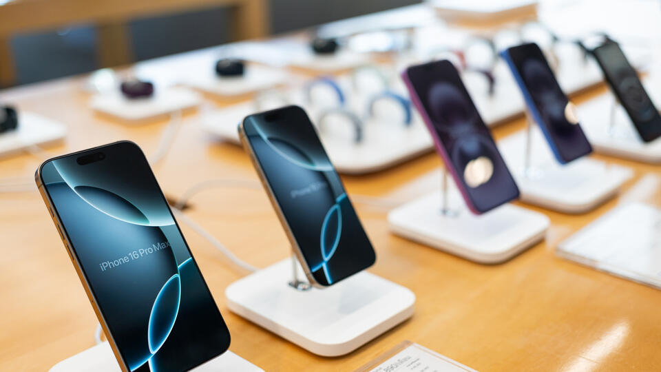 Is Apple Carrying the Smartphone World?