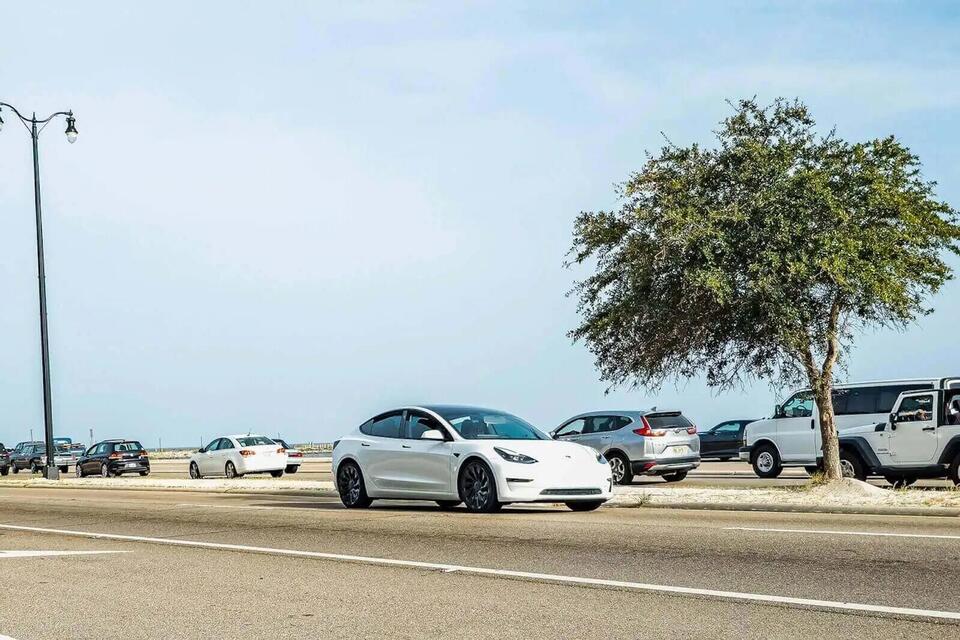 Tesla Model 3 blocks Atlanta street with solo donut show