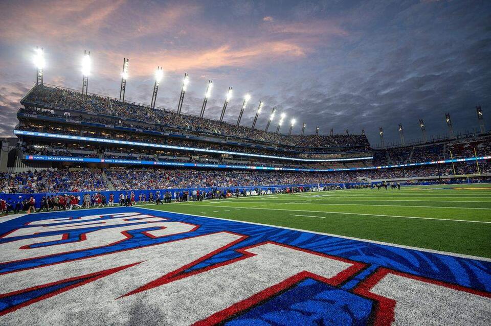 Border War watch party brings Jayhawks fans together