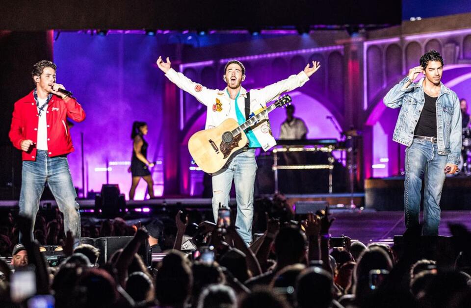 Jonas Brothers light up Detroit with surprise guest