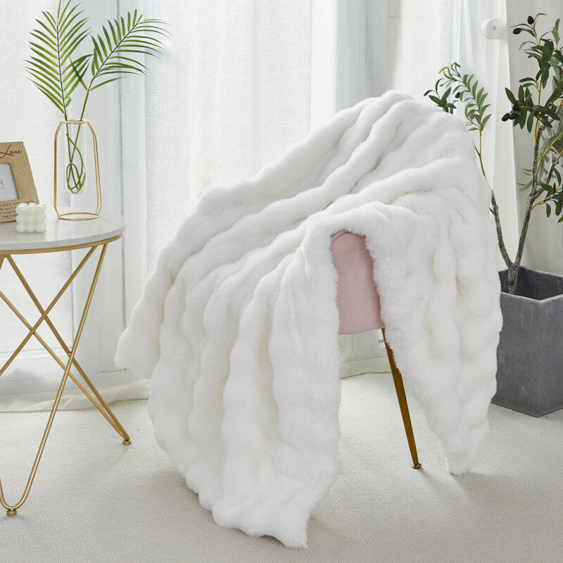 Goldie Hawn’s White Bedding Glow-Up