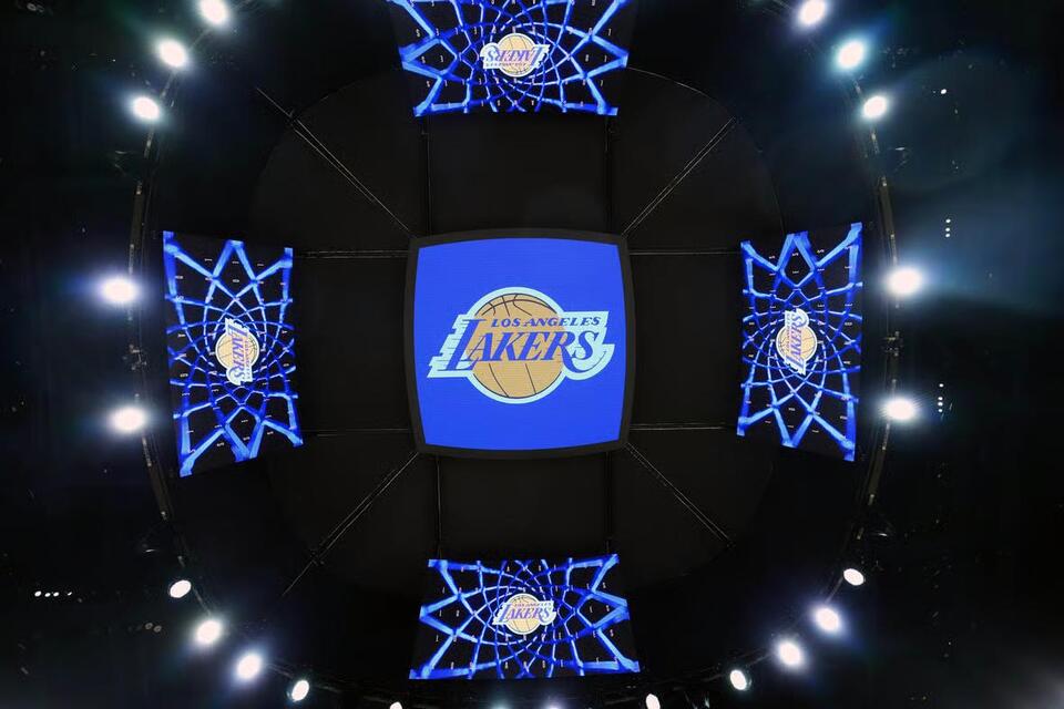 Lakers face tough call: Keep Reaves or trade for defense?