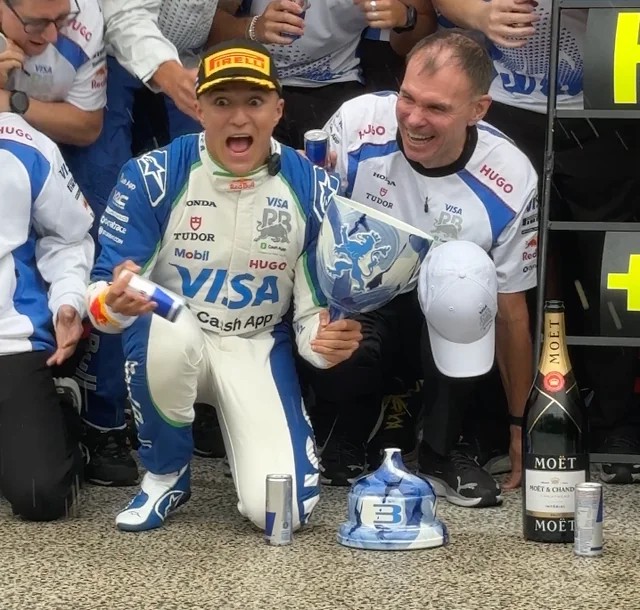 Isack has broken the trophy🤯