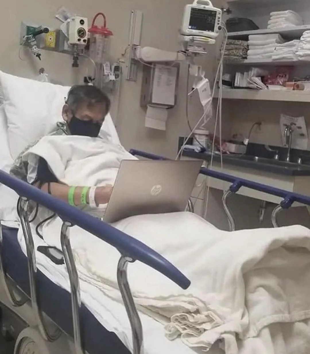 Sick teacher finished his students' grades in hospital before tragically passing away