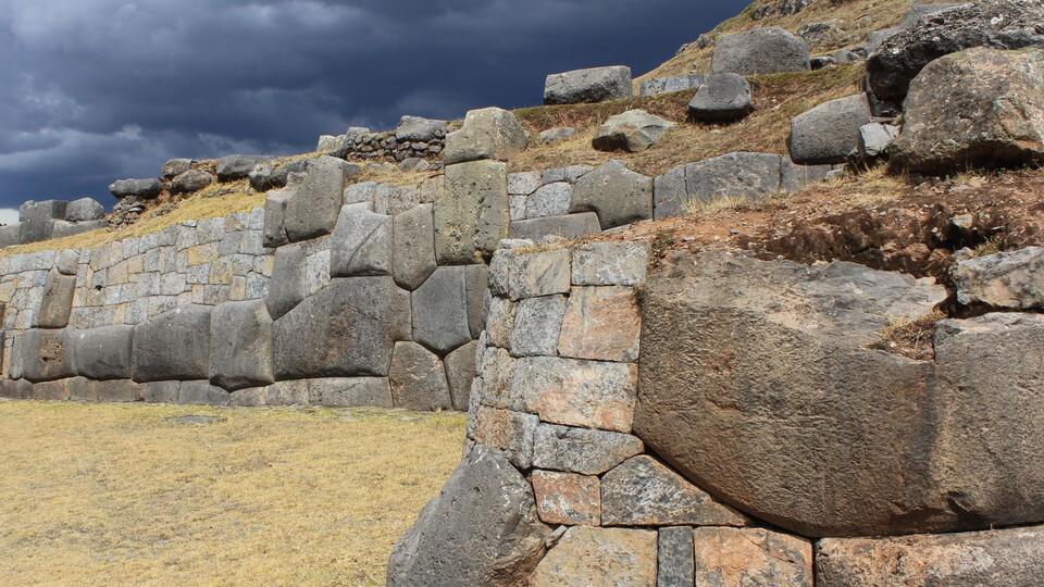 Spanish Tried to Steal Sacsayhuaman’s Stones! 🪨