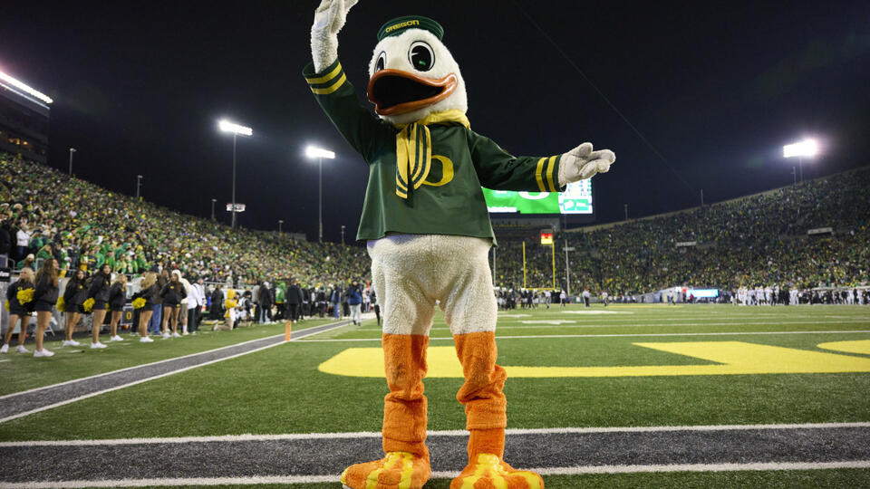 Oregon Ducks mascot loses his head—literally!
