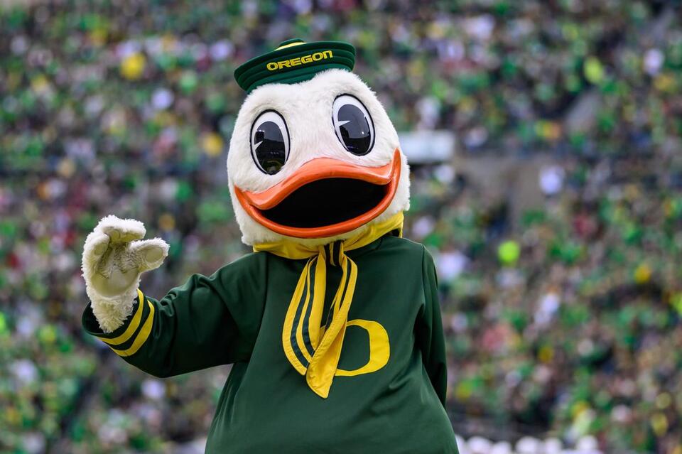 Oregon Duck mascot loses head before season opener