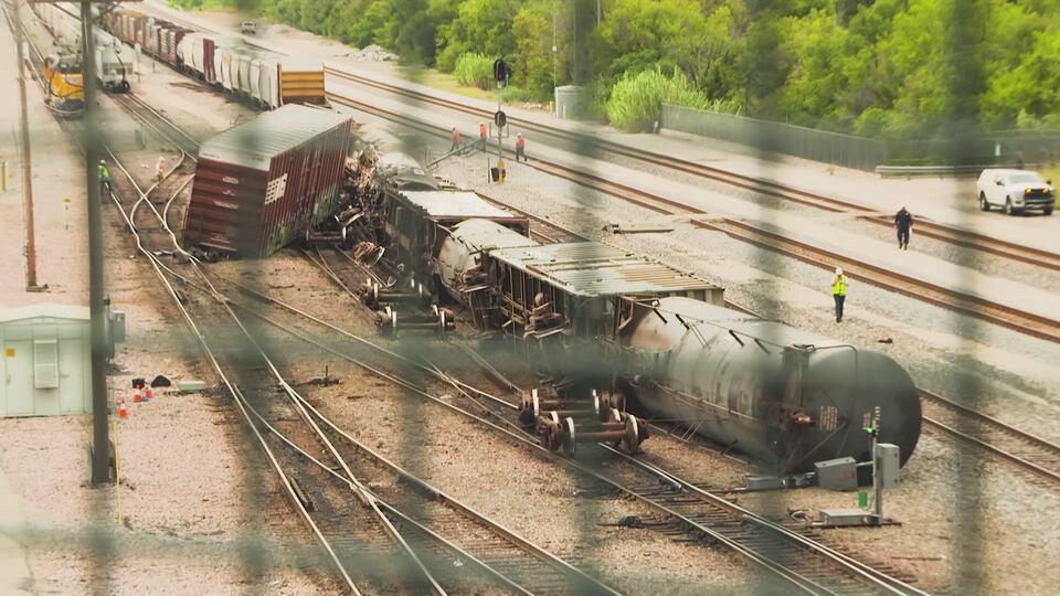 Train derailment shakes Fort Worth neighborhood