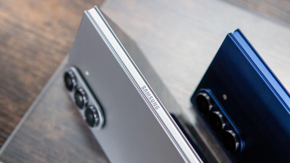 Is Samsung’s Foldable Finish Failing Again?