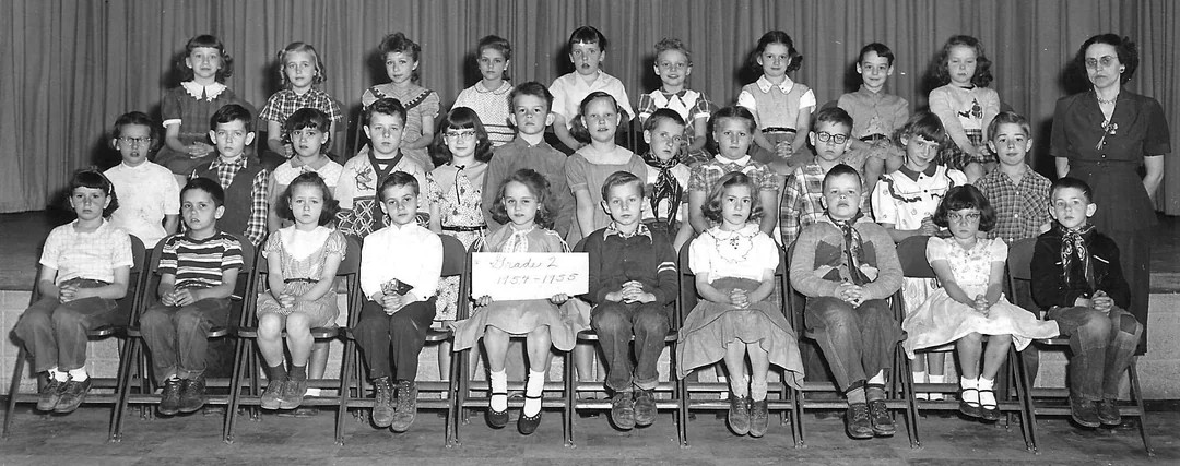 These Two Class Photos Tell Completely Different Stories 😯