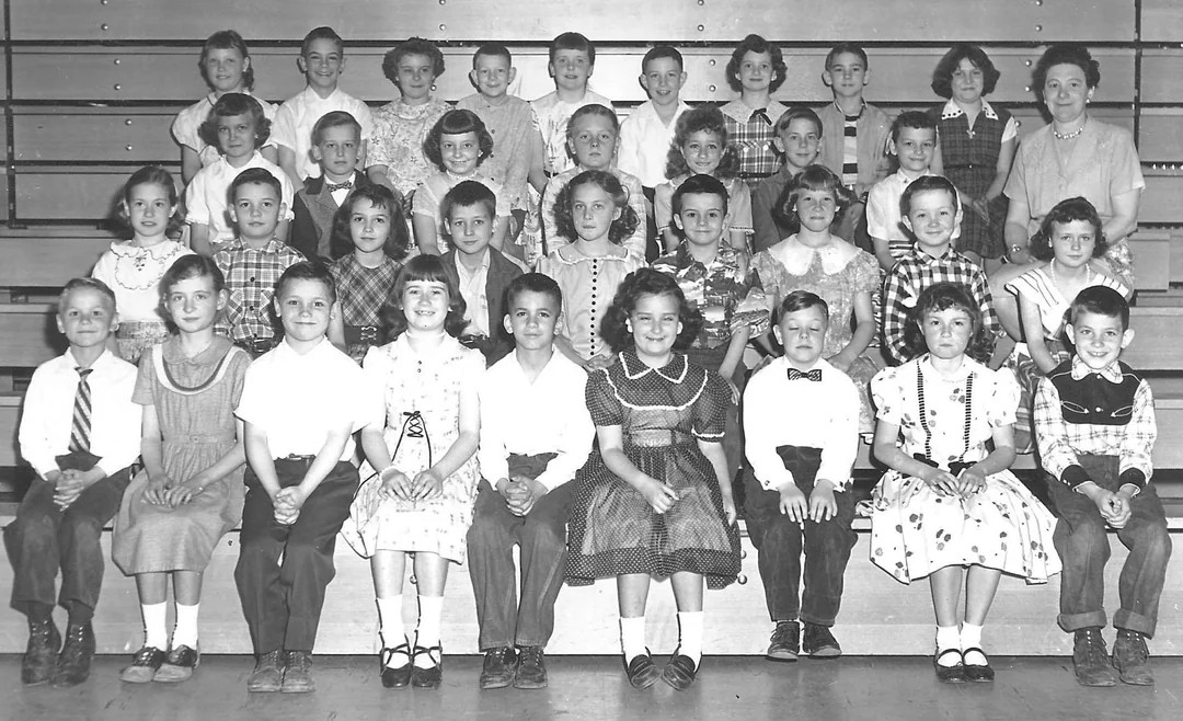 These Two Class Photos Tell Completely Different Stories 😯