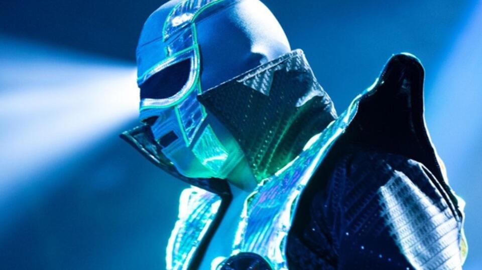 El Clon Revealed: Hologram’s Old Rival Unmasked!