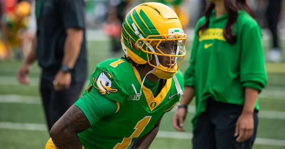 Oregon’s Dakorien Moore shines with unselfish play