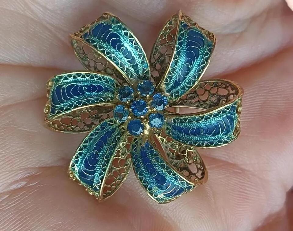 Gold Brooch Jackpot at the Thrift Store!