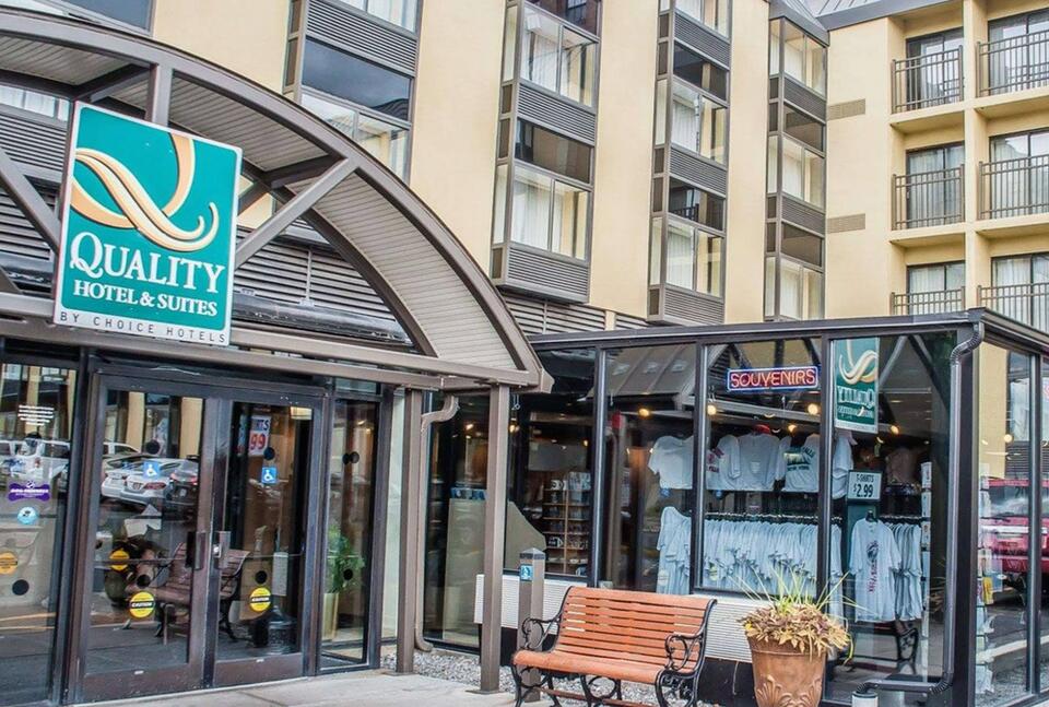 Niagara Falls hotel hits the market for $21.5M