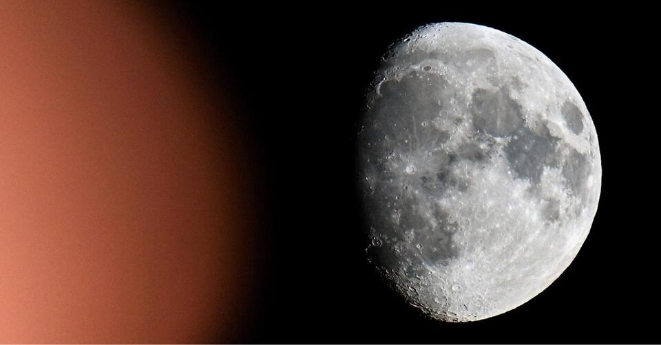 Waxing Gibbous Vibes: Moon in Aquarius Energy