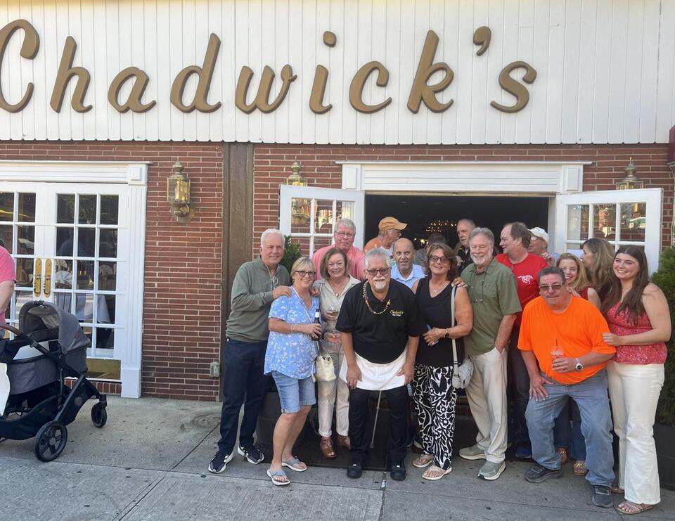Bay Ridge says cheers to Roy’s 30 years