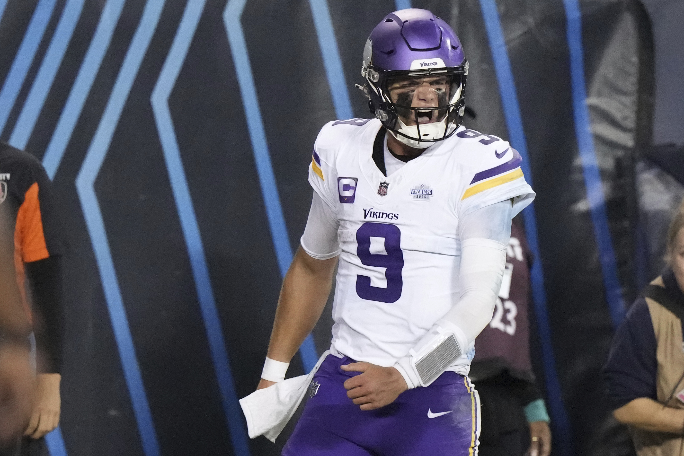 McCarthy's clutch debut silences Chicago