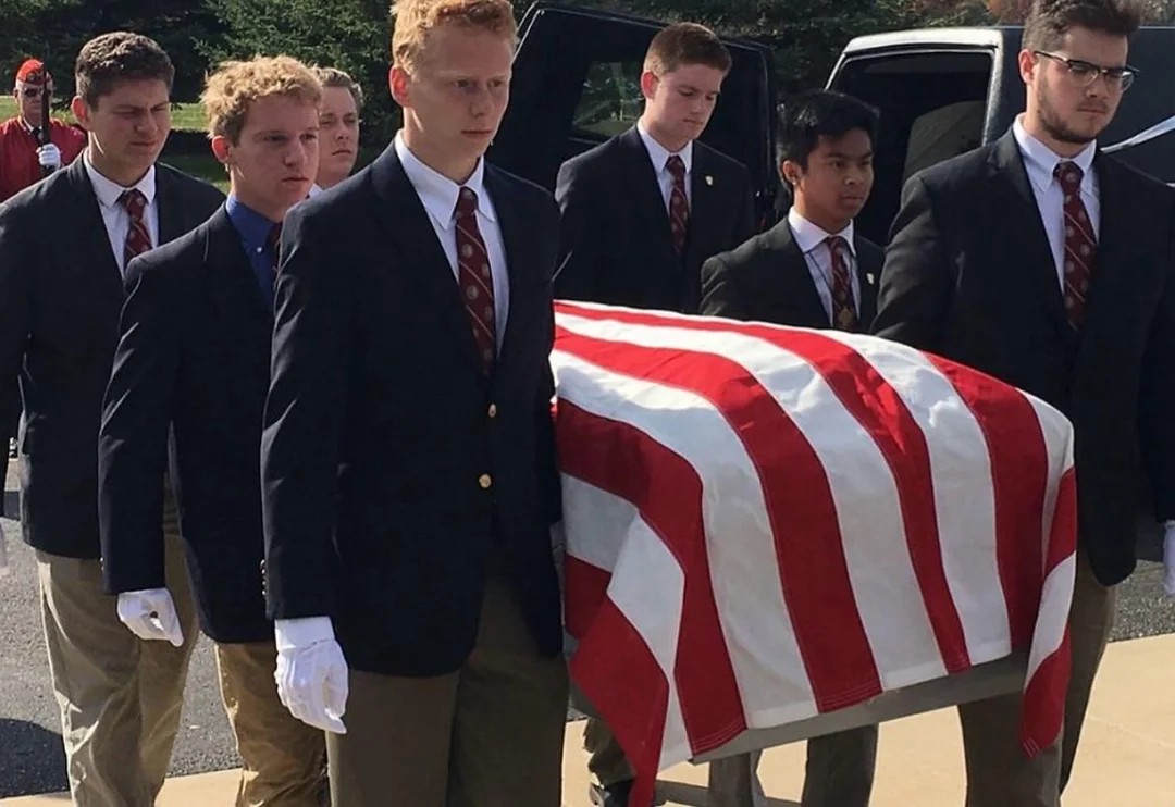 A group of high school students volunteered to carry caskets for homeless veterans who had no family to honor them. 💛