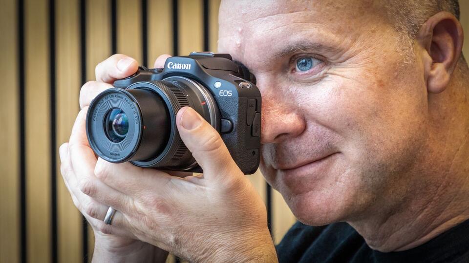 Canon R100 vs Trendy Compacts: Worth the Hype?