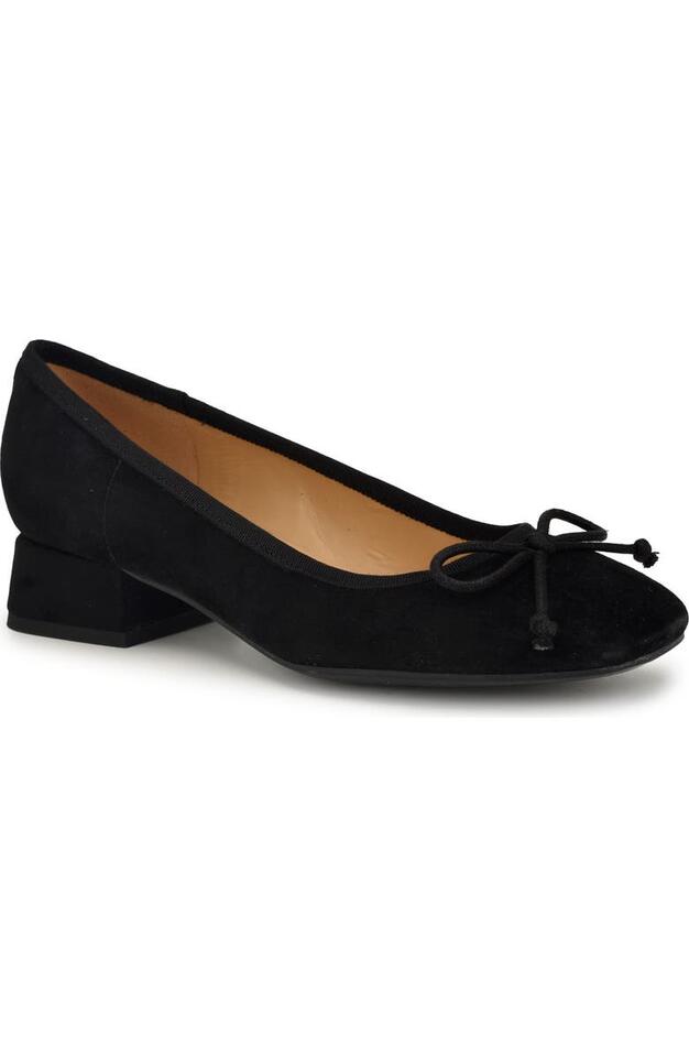 Kaia Gerber’s Pencil Skirt Power Move