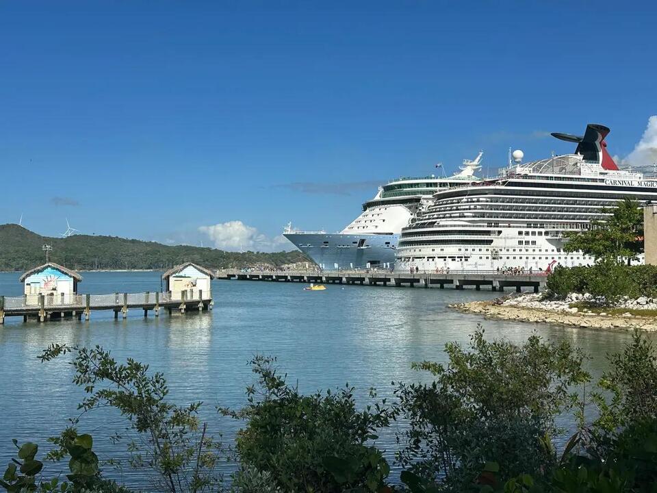 Royal Caribbean Crash-Lands at Carnival Port?!