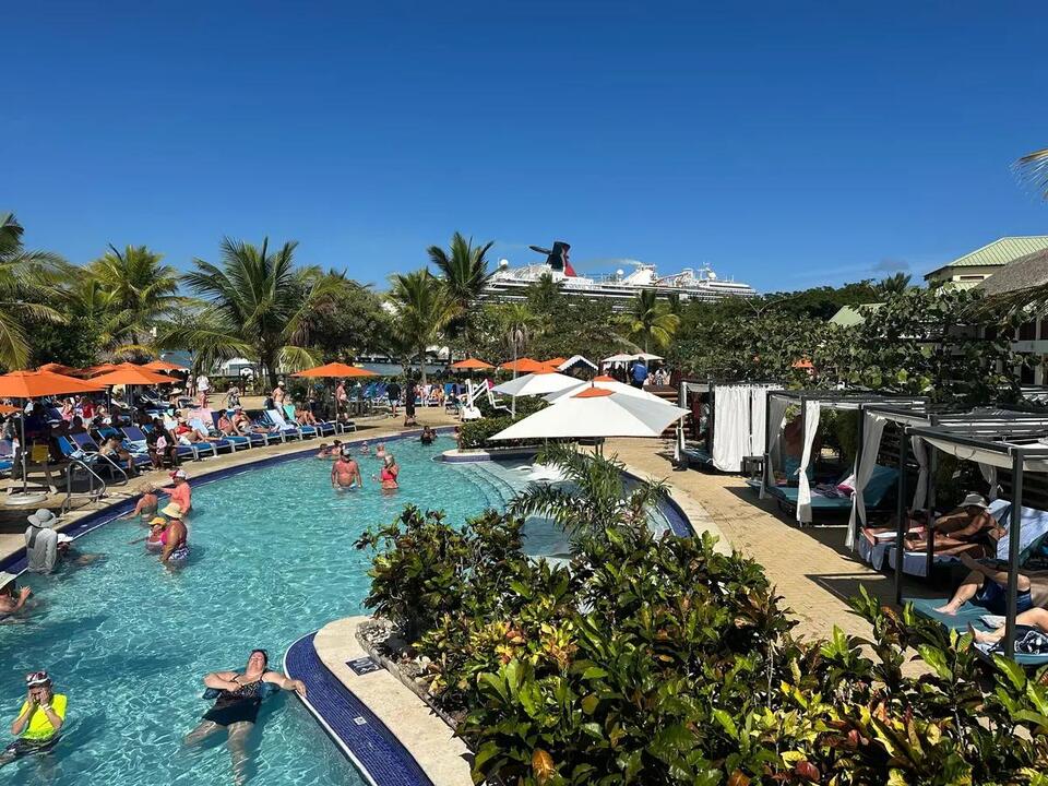 Royal Caribbean Crash-Lands at Carnival Port?!