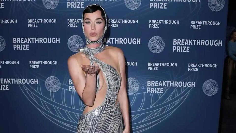 Katy Perry’s Silver Minidress Stuns